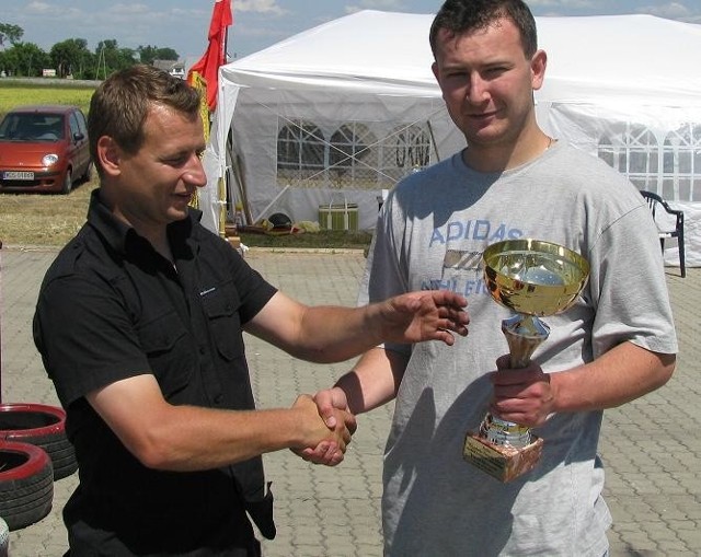 Właściciel toru Jacek Techmański wręcza nagrodę najlepszemu w GP Ostrołęki Sebastianowi Słomce.