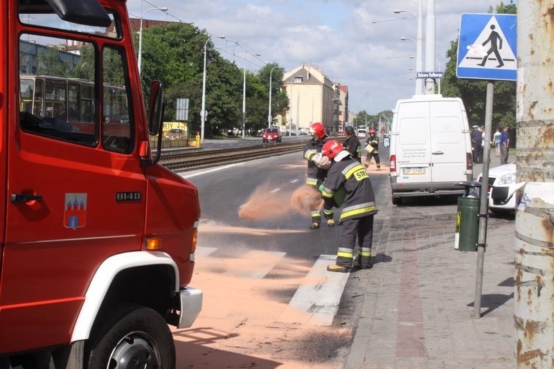 Strażacy usunęli plamę oleju na ul. Jagiellońskiej