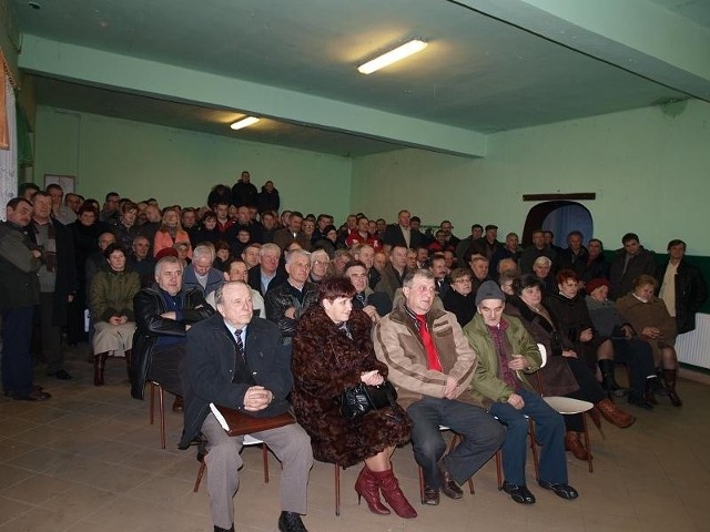 Na spotkanie z burmistrzem przyszło ponad 150 osób. W pierwszym rzędzie z lewej przewodniczący komitetu Ireneusz Karkoszka.