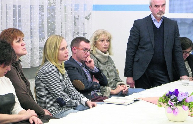 Andrzej Cherek, naczelnik wydziału edukacji (na zdjęciu stoi) podczas spotkania zapewniał: - Będziemy się starali, by jak najmniej nauczycieli i pracowników obsługi zostało zwolnionych.