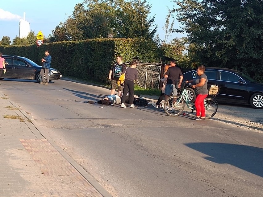 Wypadek w Tarnobrzegu. Rowerzysta potrącony przez samochód został ranny i trafił do szpitala (ZDJĘCIA)