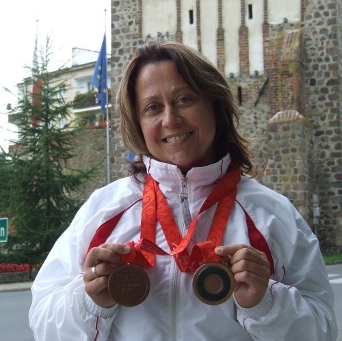 Renata Chilewska prezentuje dwa medale z Pekinu.