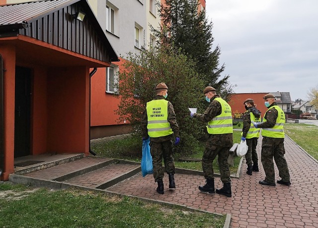 Żołnierze WOT podczas jednego z patroli w Przysusze.