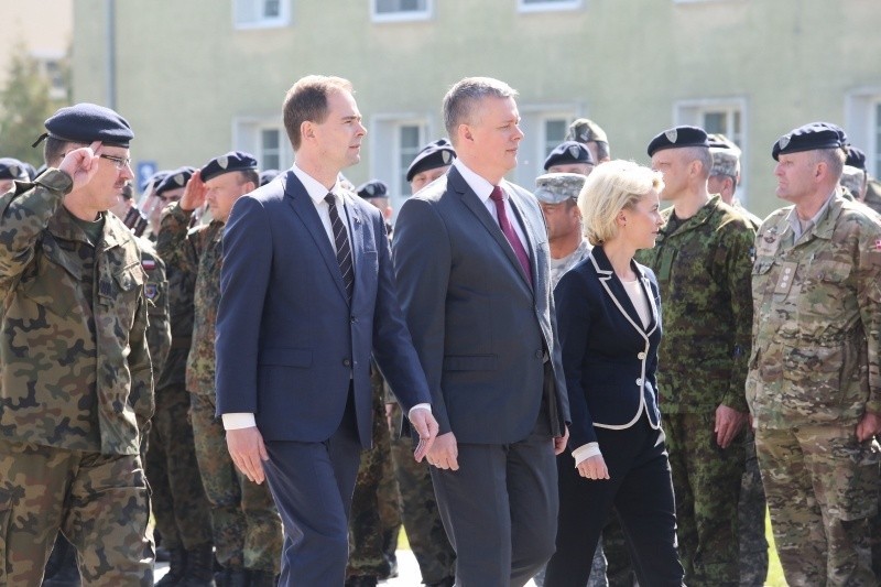 Koszary Bałtyckie z szefami obrony