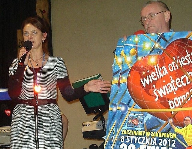 W zeszłym roku w powicie zwoleńskim została zebrana rekordowa kwota. Na zdjęciu Anna Wierzerzyńska i Krzysztof Małek ze zwoleńskiego Domu Kultury.