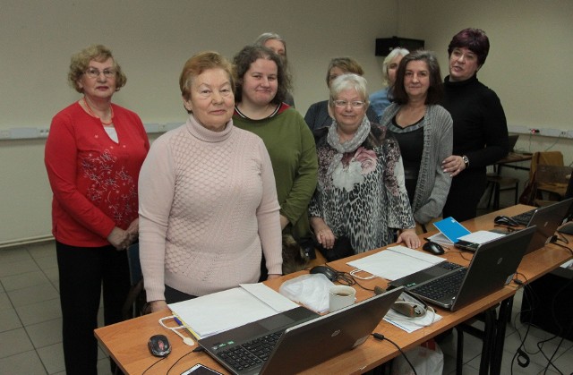 Uczestniczki kursu w ramach programu „Szansa na lepsze jutro” realizowanego przez Zakład Doskonalenia Zawodowego w Radomiu uczyły się między innymi obsługi programów komputerowych, kas fiskalnych i nabywały umiejętności potrzebne do pracy biurowej.