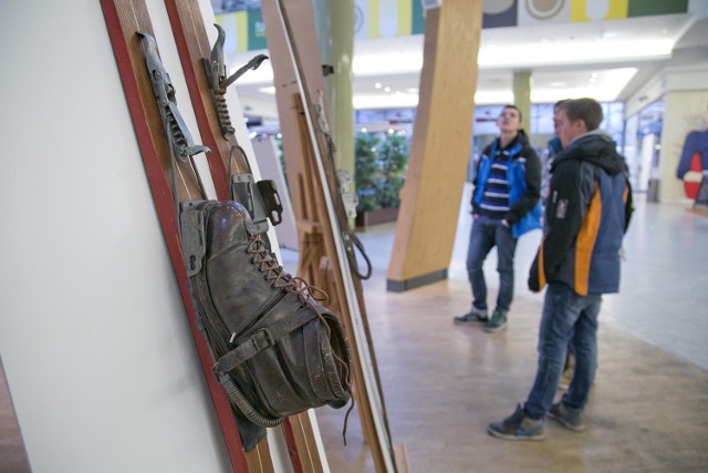 Na wystawę sprowadzono najstarsze polskie narty z muzeum