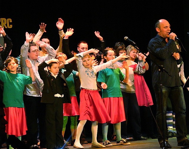Podopieczni stowarzyszenia zaśpiewali razem z Cezarym Klimczakiem, uczestnikiem "Drogi do gwiazd"