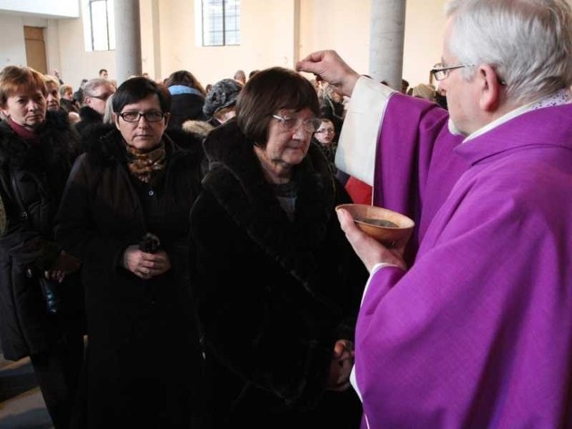 - Brat Józef Mońko z parafii Świętego Franciszka z Asyżu w Kielcach posypuje głowy wiernych popiołem podczas uroczystości środy popielcowej.