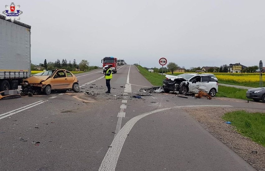 Wypadek czterech aut w Niedrzwicy Dużej. Śmigłowiec zabrał jedną osobę do szpitala (ZDJĘCIA)