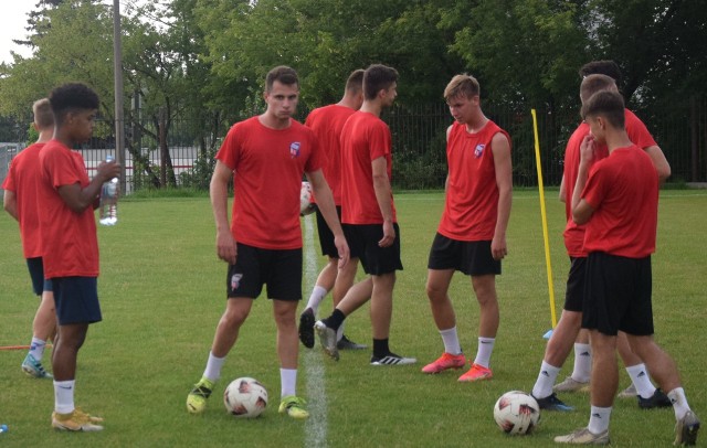 Piłkarze trzecioligowej Broni Radom przez kilka dni będą trenować na bocznym boisku przy ulicy Struga 63. To z powodu renowacji bocznego boiska Broni przy ulicy Narutowicza 9. Na czwartkowym treningu radomskiego zespołu zabrakło kilku piłkarzy. Między innymi, Adriana Dąbrowskiego, Konrada Zacharskiego, Pawła Wolskiego, Dominika Leśniewskiego. Ci piłkarze nie zagrają w nowym sezonie w Broni. Na treningu nie było także Przemysława Śliwińskiego. Na treningu pojawili się nowi piłkarze, Hiszpan, Kolumbijczyk oraz kilku młodych futbolistów. Trenowali dwaj nowi gracze, Tomasz Bartosiak i Robert Kowalczyk. Obaj podpisali umowy z Bronią na nowy sezon.Czwartkowy trening oglądał Robert Wicik, prezes radomskiego klubu. W sobotę podopieczni trenera Artura Kupca zagrają mecz kontrolny z Legionovią w Legionowie. Początek o godzinie 11. ZOBACZ ZDJĘCIA Z CZWARTKOWEGO TRENINGU>>>