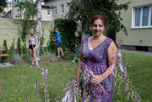 O ogród wspólnotowy przy ul. Nowodworskiej dba m.in. pani Arleta Gaca-Tomaszewska wraz z mężem. Jest on także oczkiem w głowie dzieci, które małżeństwo przysposobiło - Julki i Krystiana, którzy chętnie spędzają tu czas.