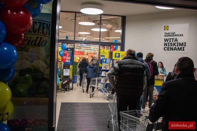 Pierwszy Lidl w Kłobucku już otwarty. Kolejki ustawiły się jeszcze przed świtem