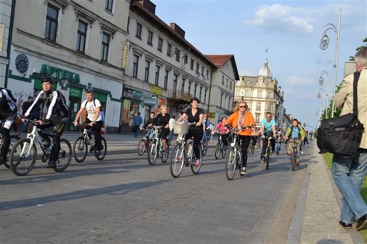 Masa Krytyczna w Częstochowie. Cykliści opanowali Aleje Najświętszej Maryi Panny [ZDJĘCIA]