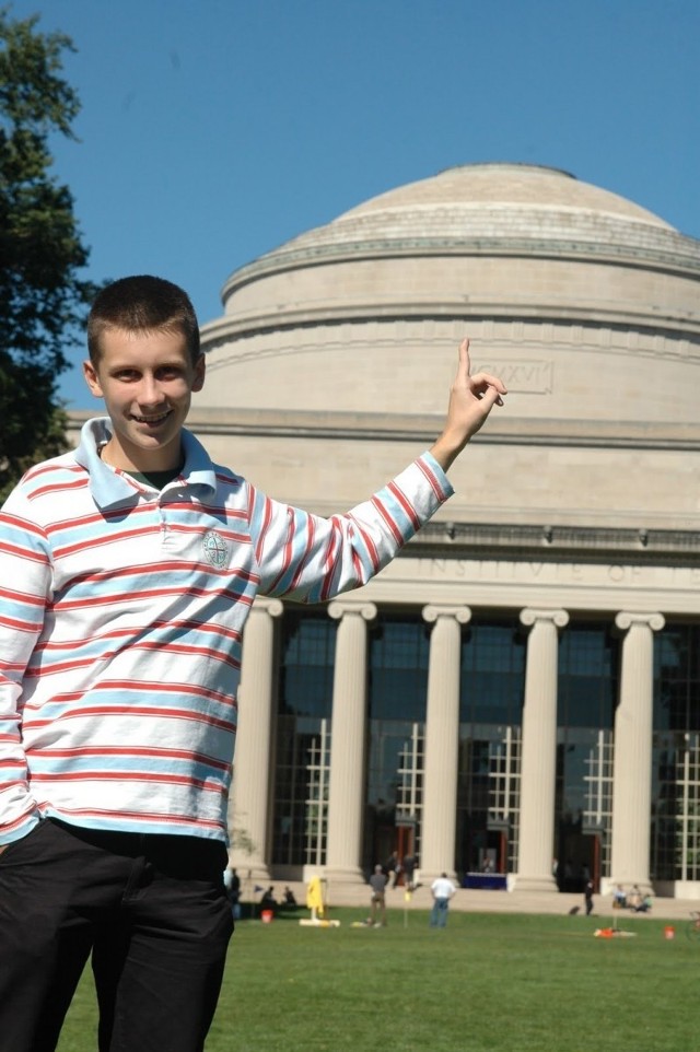 Oskar przed głównym budynkiem Massachusetts Institute of Technology