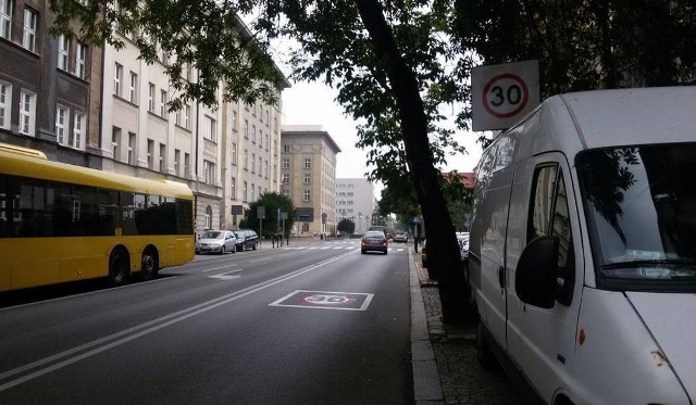 Od dziś w centrum Katowic obowiązuje strefa "Tempo 30", czyli strefa uspokojonego ruchu, w której dozwolona prędkość to maksymalnie 30 km/h. / Fot. Lota