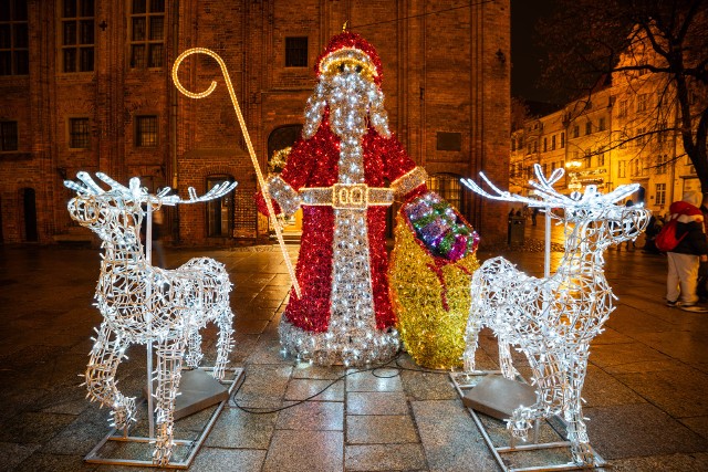 Od 6 grudnia centrum Torunia rozświetlają setki świątecznych ozdób. Bożonarodzeniowego klimatu miastu będą dodawać do stycznia. Jak się prezentują po zmroku? Sprawdźcie w galerii!