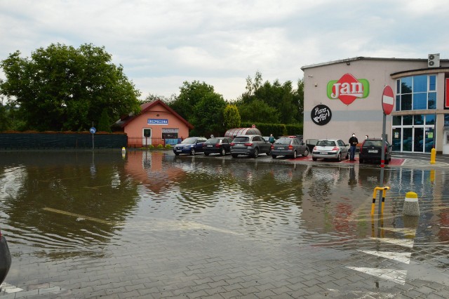 Tak po ulewie w lipcu 2020 roku wyglądał parking przed marketem przy ul. Mostowej. Podtopionych zostało wtedy wiele posesji w mieście, w tym szczeg&oacute;lnie na Zarabiu