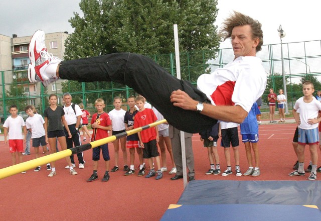 Jacek Wszoła 30 lat później po tym, jak pisaliśmy o nim w naszej gazecie  z 14 lipca 1975 r. Wtedy pokonał wysokość 220 cm