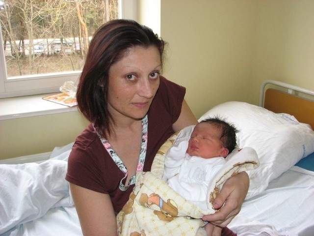 Oliwia Nowak urodziła się w poniedziałek, 9 kwietnia. Ważyła 3520 g i mierzyła 57 cm. Córka Beaty i Macieja z Małkini Górnej ma brata Karola (3,5 roku). Na zdjęciu z mamą