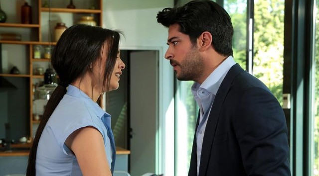 Serial "Wieczna miłość" zastąpił "Wspaniałe stulecie: Sułtanka Kösem - Murad IV" w TVP1. W Turcji zadebiutował w drugiej połowie 2015 r. i liczył w sumie 74 odcinki.