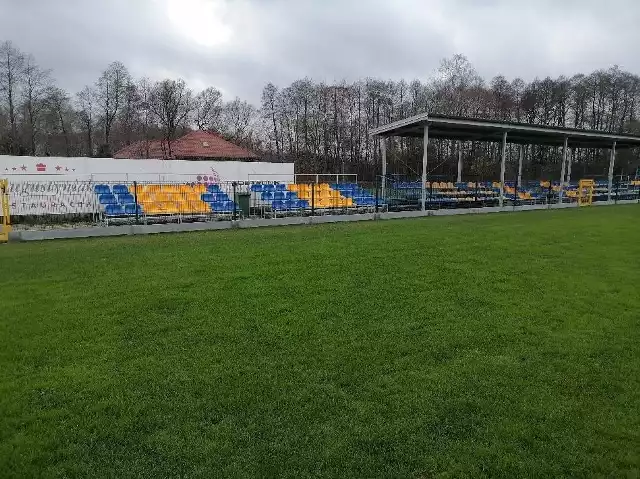 Stadion w Troszynie ma nowe trybuny wyposażone w 50 krzesełek kubełkowych.