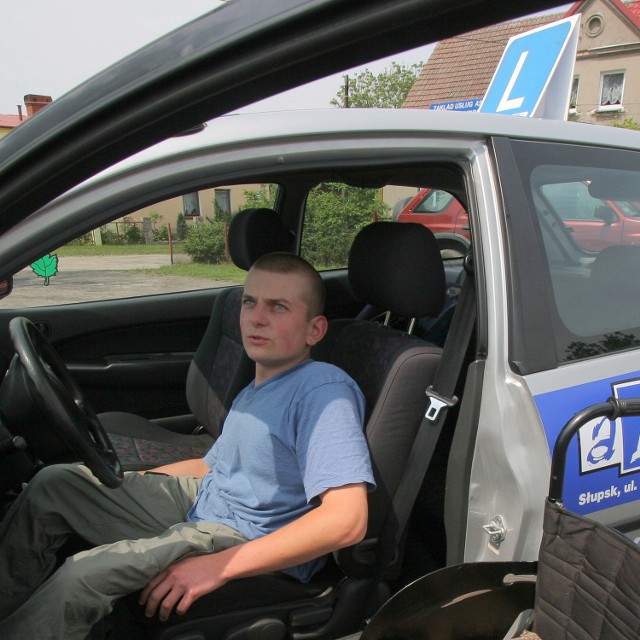 Czarek Kołaczyński za kierownicą nauki jazdy.