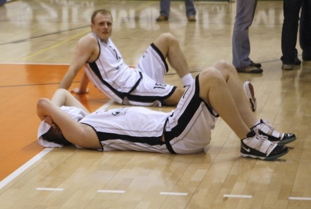 Koszykarze z Krosna byli załamani po ostaniej syrenie. Nz. Łukasz Puścizna (z ręcznikiem na głowie) i Marcin Ecka.