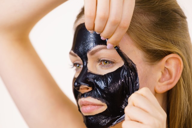 W oczyszczaniu twarzy pomocny jest zwłaszcza węgiel aktywowany, np. w postaci maski typu peel-off