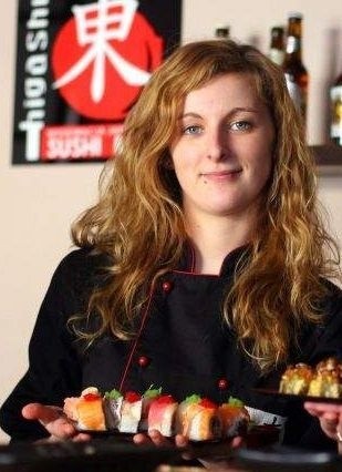 Joanna Gregorczyk prezentuje przysmaki serwowane w restauracji Higashi w Radomiu.