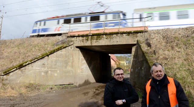 Dwa wiadukty i most kolejowy k. Zielonej Góry idą do remontu- Prace zaczynamy od tego wiaduktu - mówi M. Janus (pierwszy z lewej), obok niego J. Jarosławski.