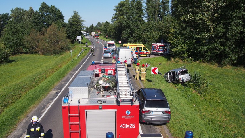 Radwan. Wypadek na drodze krajowej nr 73. Zderzyły się cztery samochody. Droga zablokowana [ZDJĘCIA]