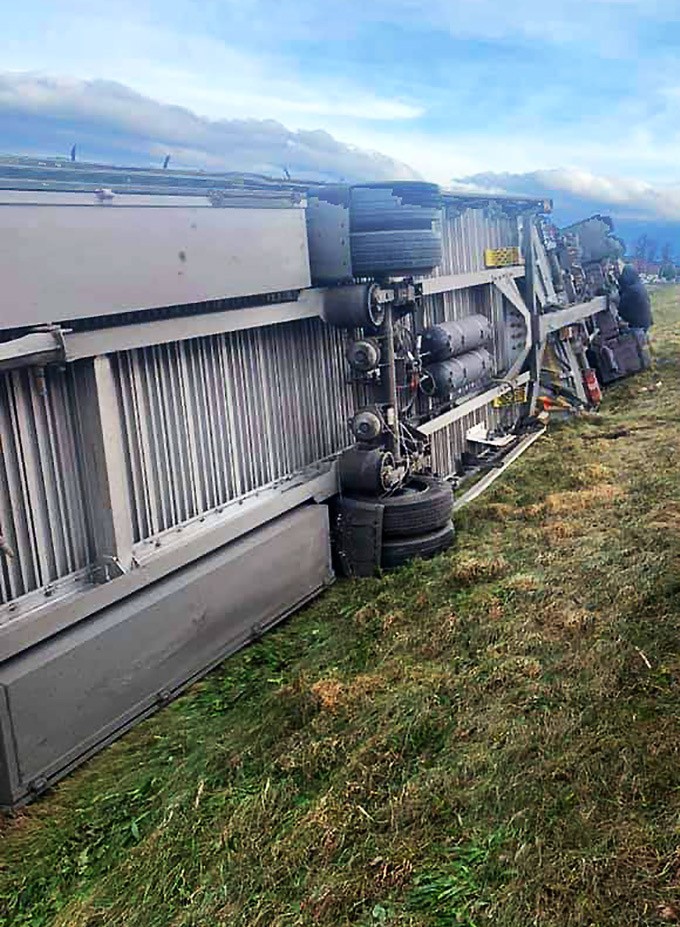 Kanina. Wicher wywrócił dwukrotnie tę samą ciężarówkę na drodze krajowej nr 28