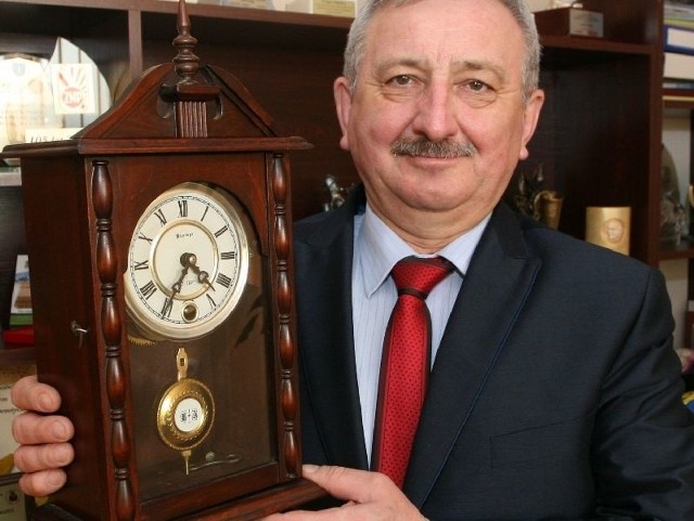 Starosta Zdzisław Wrzałka znów wspiera Wielką Orkiestrę Świątecznej Pomocy. Na licytację przekazał zegar w drewnianej obudowie.