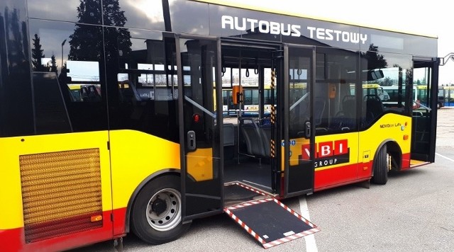 Na początek testom poddany zostanie mały autobus japońskiej marki Isuzu