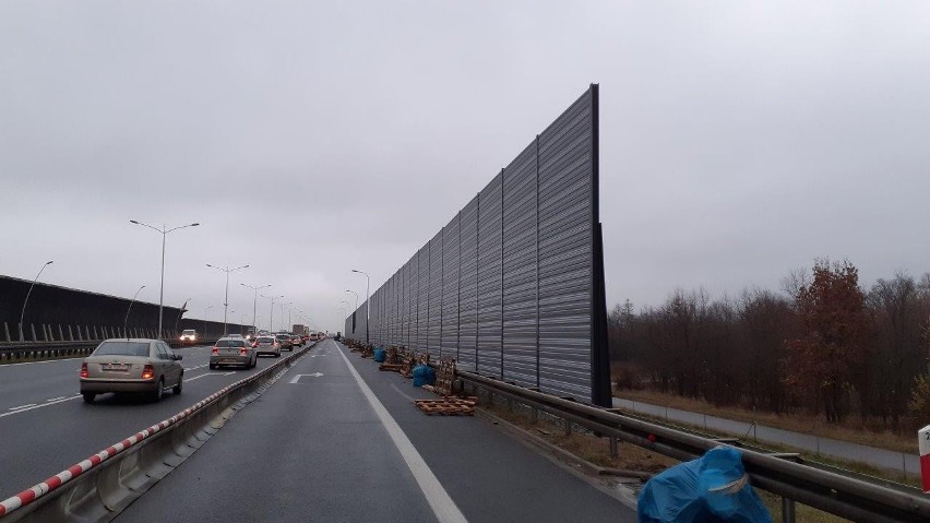 Trwa montaż ekranów przy autostradowej obwodnicy Wrocławia....