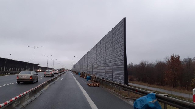Trwa montaż ekranów przy autostradowej obwodnicy Wrocławia. Drogowcy przerywają prace na kilkanaście dni