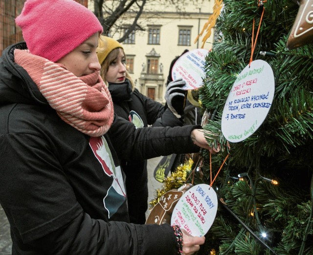 Bombki z radami dla radnych będą wisieć na choince kilka dni