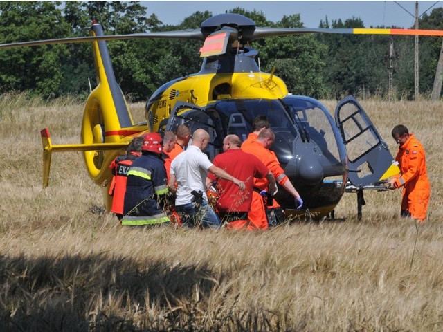 Pasażer w ciężkim stanie został helikopterem przetransportowany do szpitala.