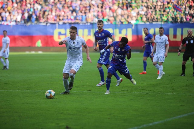 Lech Poznań zakończył ten sezon porażką, ale starał się w Gliwicach pokazać z jak najlepszej strony. Co prawda gol dający Piastowi pierwsze w historii mistrzostwo padł po katastrofalnym błędzie Putnocky'ego i Janickiego, ale w przekroju całego spotkania, to poznaniacy sprawiali lepsze wrażenie. Za wartość artystyczną punktów w futbolu się nie przyznaje, dlatego to gliwiczanie mogli po ostatnim gwizdku arbitra, cieszyć się z ogromnego sukcesu.