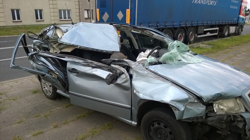  Wypadek na Widzewskiej. Zderzenie samochodu osobowego z TIR-em [ZDJĘCIA]