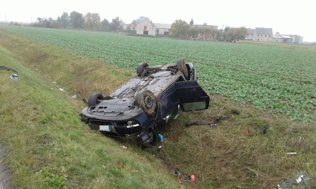 34-latek kierujący volkswagenem passatem w Łukowicach Brzeskich nie zapanował nad samochodem i wjechał do rowu, następnie auto dachowało.