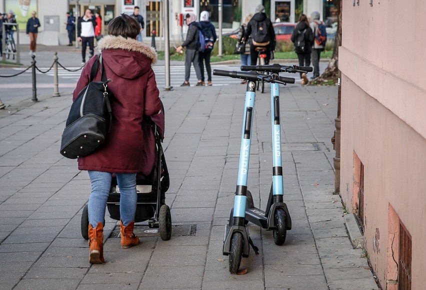 Klub Koalicji Obywatelskiej w Radzie Miasta Gdańska chce by magistrat zajął się egzekwowaniem prawidłowego postoju hulajnóg na minuty