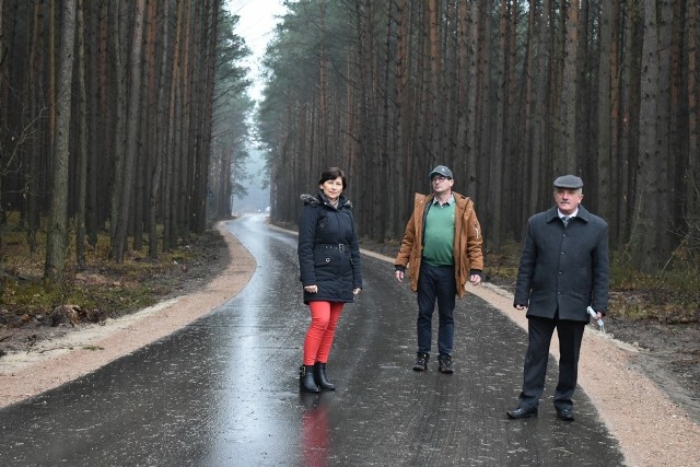 Przedstawiciele władz Rusinowa, wraz z wójtem Marianem Andrzejem Wesołowskim (z prawej) podczas odbioru drogi.