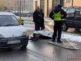 Wypadek w centrum Opola. Samochód osobowy potrącił pieszą. Na drogach panują trudne warunki