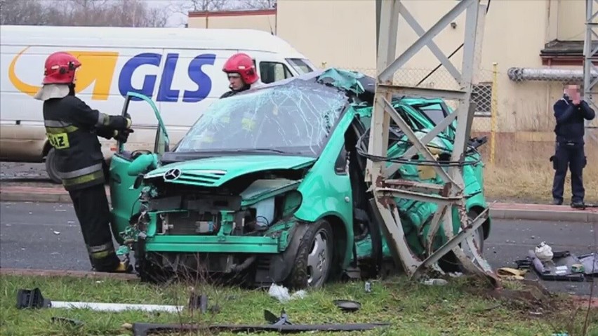 Próbował wyprzedzić skręcające auto. Trzy osoby ranne. Części w promieniu 100 m (FOTO, FILM)