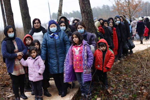 Nielegalni migranci na granicy polsko-białoruskiej to efekt wojny hybrydowej prowadzonej przez Białoruś i Rosję.