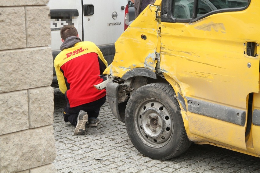 Groźny wypadek w Kielcach. Zderzenie dwóch aut dostawczych