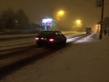 Atak zimy na Śląsku. Drogi zakorkowane, pociągi i autobusy opóźnione. 10 cm śniegu ZDJĘCIA