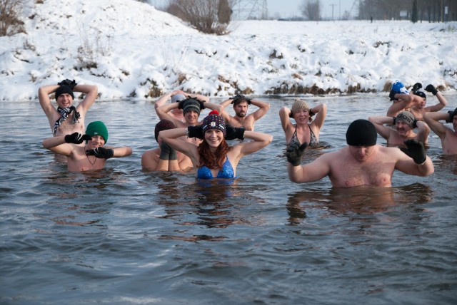 Zimowe kąpiele stają się coraz bardziej popularne. Ostatnio do Bystrzycy weszło aż 130 osób.